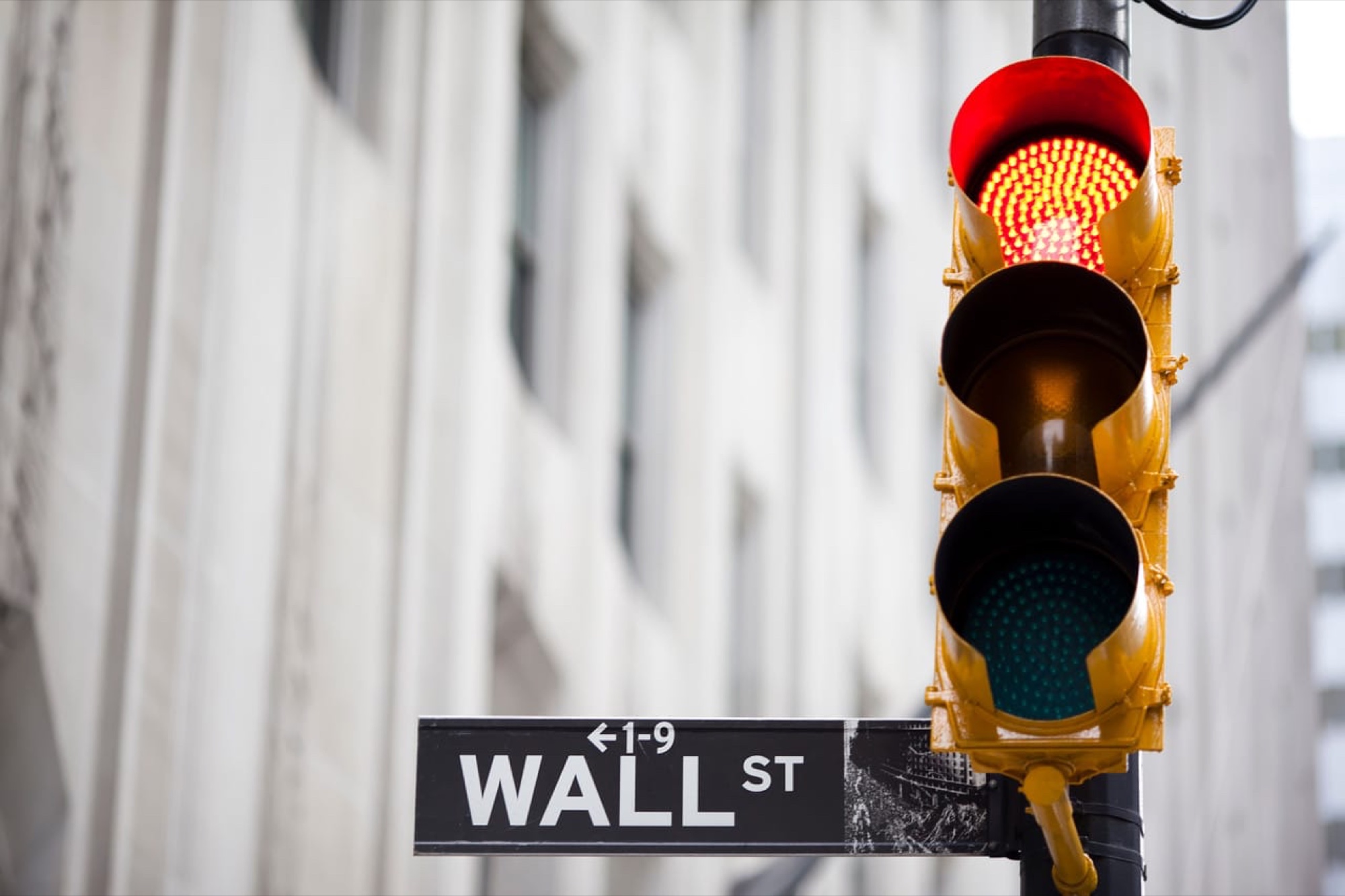 Wall Street ai massimi storici: segnale di forza o campanello d’allarme?